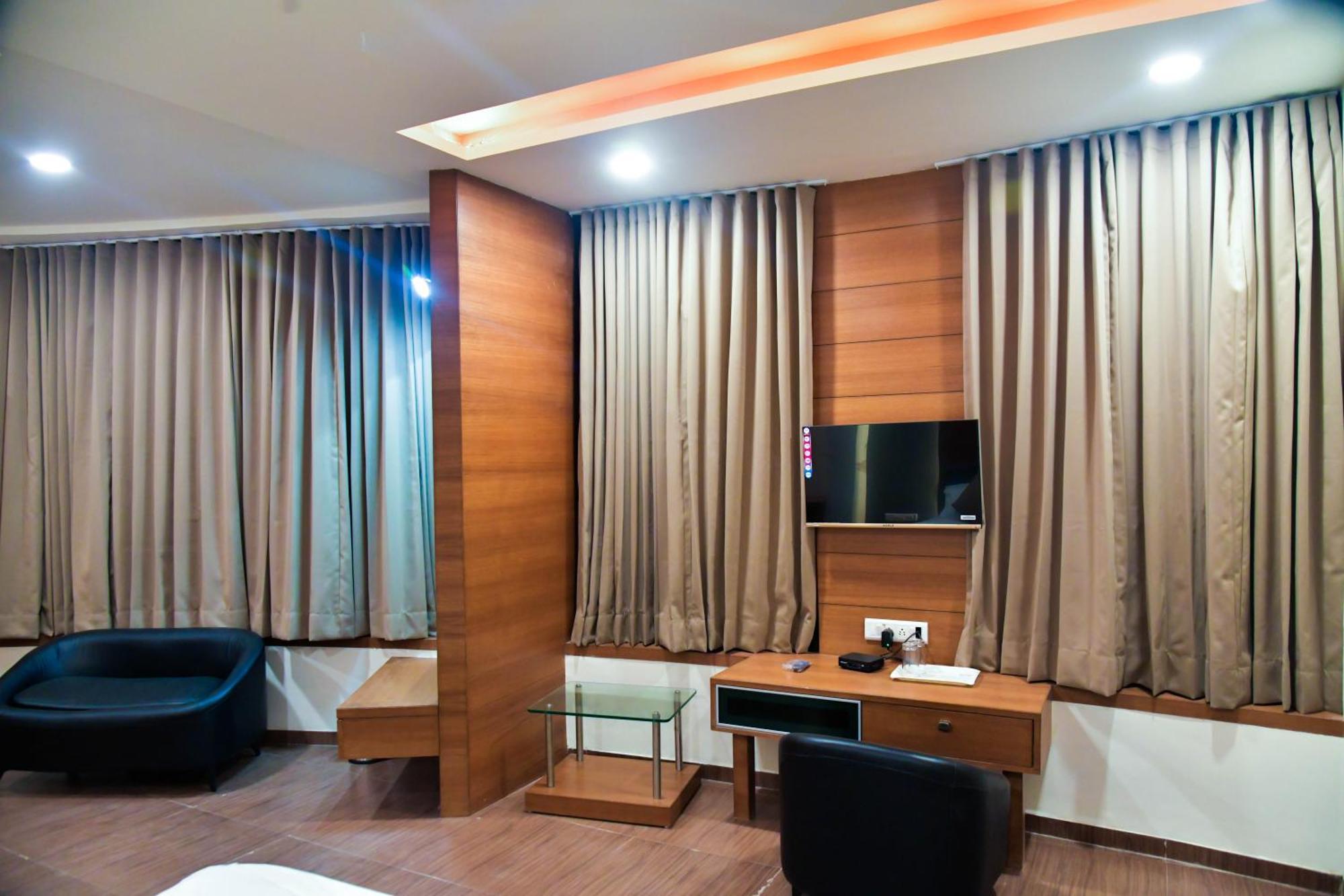 גנדהינאגר Hotel Ashooka Inn מראה חיצוני תמונה