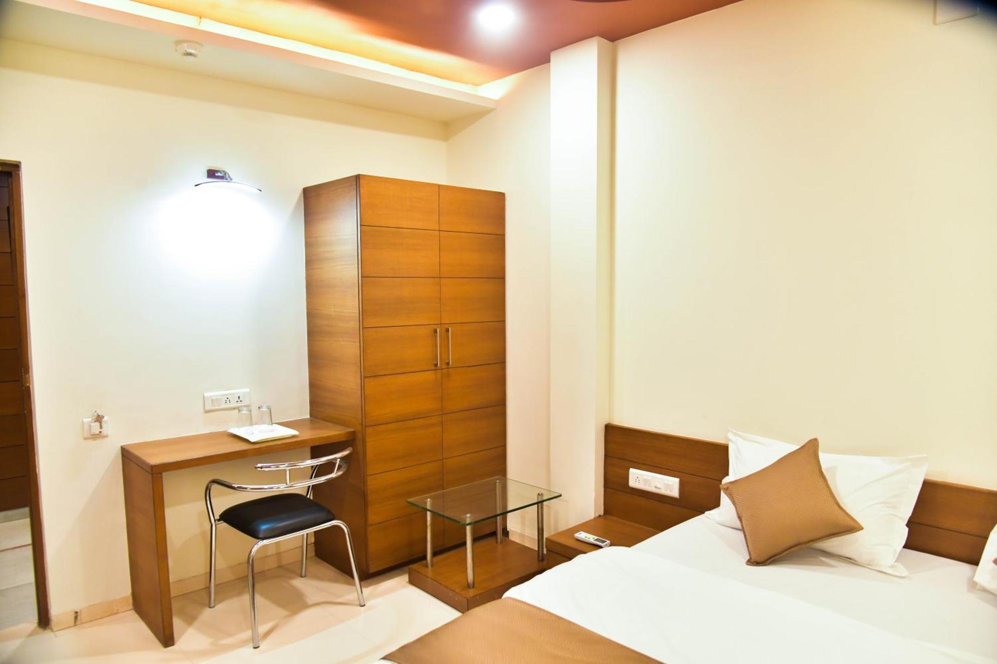 גנדהינאגר Hotel Ashooka Inn מראה חיצוני תמונה